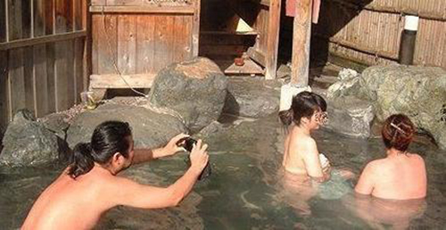 日本全裸混浴盛行  不良猥琐分子借机猥亵