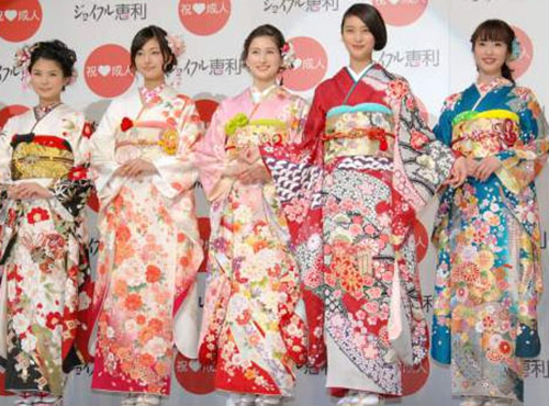 武井咲穿和服出席活动 表示最想挑战母亲一角