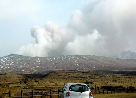 阿苏山中岳时隔两年七个月再度喷火