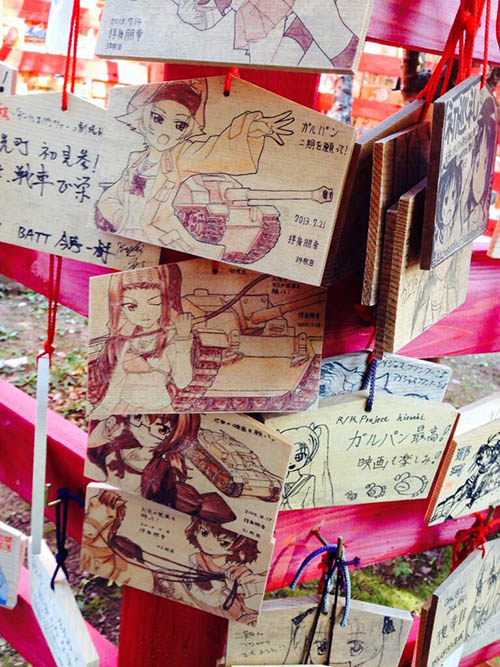 喜迎新年 日本神社寺庙出现大量痛绘马