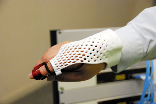 日本富士通开发出“手套型”移动终端
