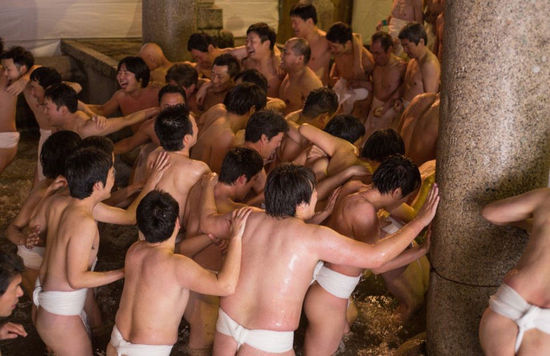 男子穿丁字裤争夺日本裸体节的巨根之神