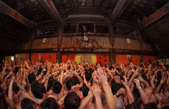 男子穿丁字裤争夺日本裸体节的巨根之神