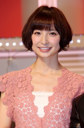 篠田麻里子主持音乐节目 与老歌手“新旧偶像共演”