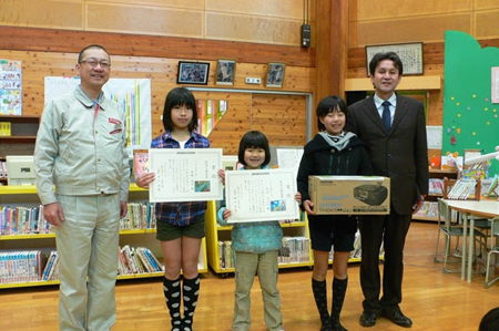 熊本工场为环保绘画大赛获奖小朋友颁奖