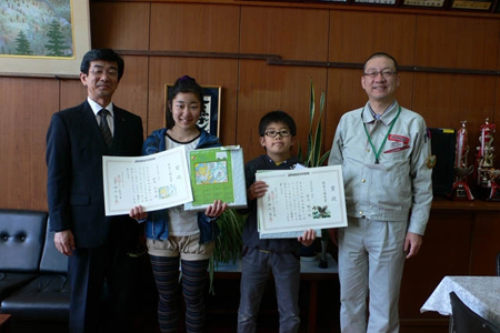 熊本工场为环保绘画大赛获奖小朋友颁奖