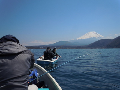 富士山下的本栖湖钓鱼解禁 春钓正式开始