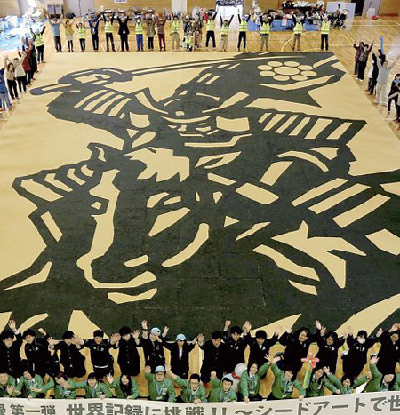 福岛学生制作巨幅“大豆图”为县民打气