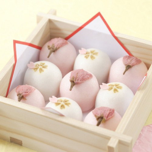 赏花时节才能买到的樱花馒头.