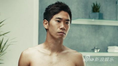 日本球星香川真司广告裸身展露肉体美