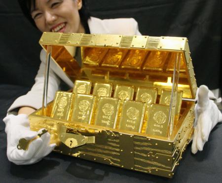 日本钟表店展出纯金千两箱价值3亿日元