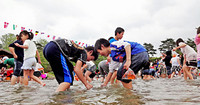 为庆祝儿童节 京都举办打捞金鱼活动