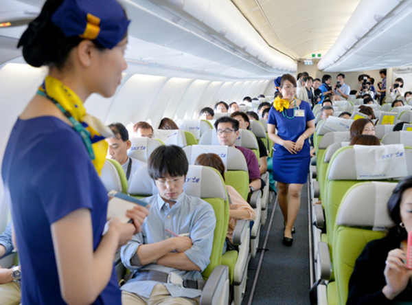 天马航空空姐身穿迷你裙就航空客A330