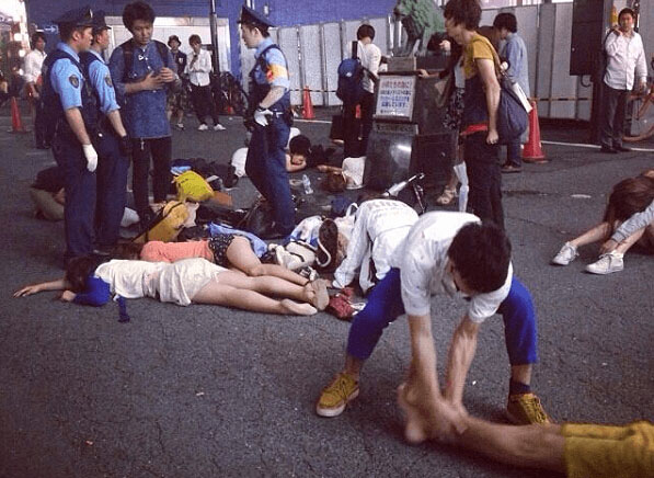 据日本媒体报道,轰动一时的东京新宿街头十余名女大学生集体昏倒事件