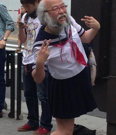 日本水手服爷爷让人狂吐 网友：太没节操！