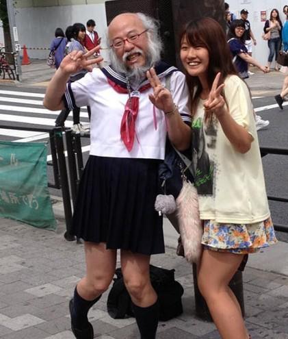 日本水手服爷爷让人狂吐 网友：太没节操！