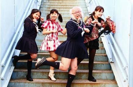 日本水手服爷爷让人狂吐 网友：太没节操！