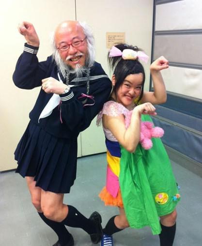 日本水手服爷爷让人狂吐 网友：太没节操！