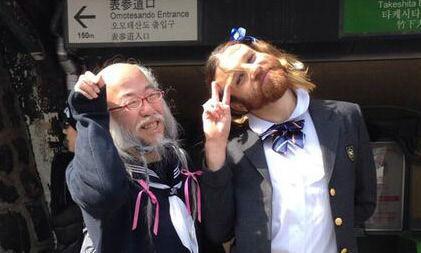 日本水手服爷爷让人狂吐 网友：太没节操！