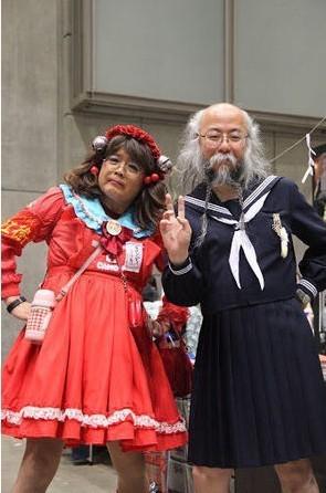 日本水手服爷爷让人狂吐 网友：太没节操！