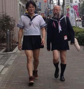 日本水手服爷爷让人狂吐 网友：太没节操！