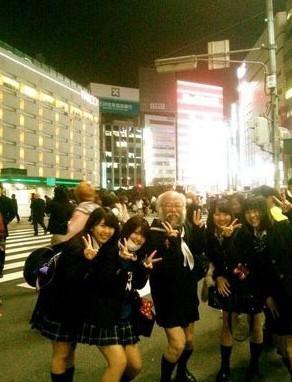 日本水手服爷爷让人狂吐 网友：太没节操！