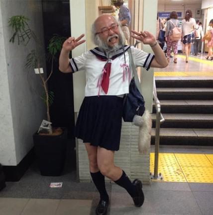 日本水手服爷爷让人狂吐 网友:太没节操!