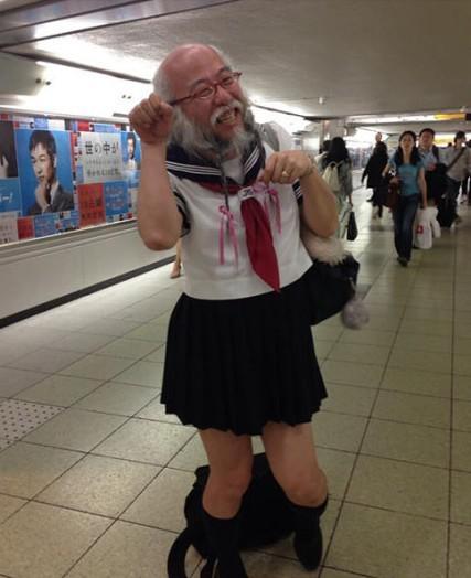 日本水手服爷爷让人狂吐 网友：太没节操！