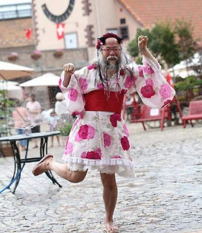 日本水手服爷爷让人狂吐 网友：太没节操！