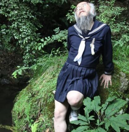 日本水手服爷爷让人狂吐 网友：太没节操！