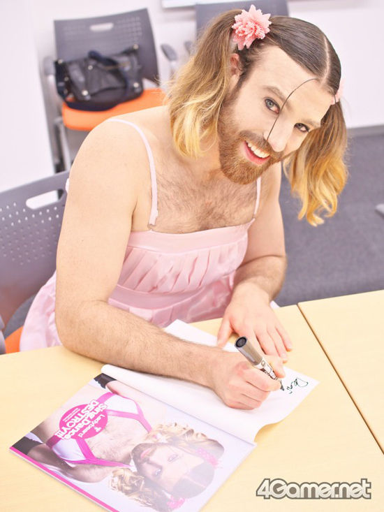 重口味难直视!日本游戏邀“胡子小姐”代言 重口味难直视!日本游戏邀“胡子小姐”代言