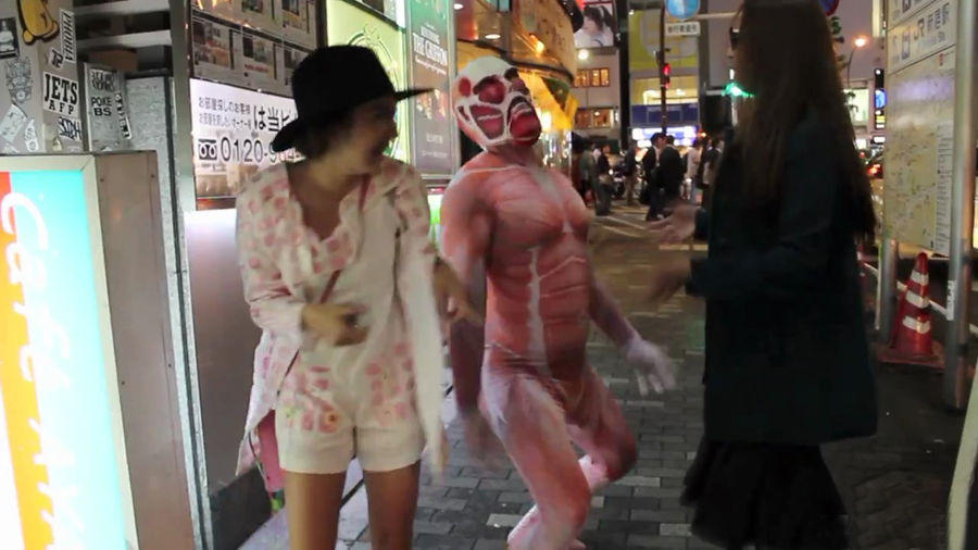 东京街头现猥琐“巨人” 美女被吓仓皇逃离