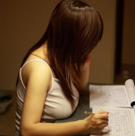 日媒盘点巨乳女性生活中常遇到的25件囧事