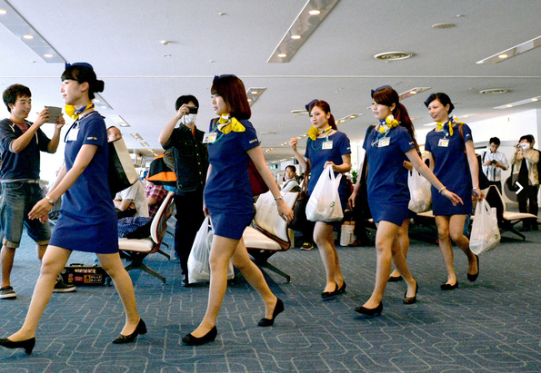 天马航空空姐身穿迷你裙就航空客A330