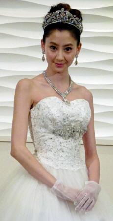 河北麻友子身着价值7亿日元婚纱登场