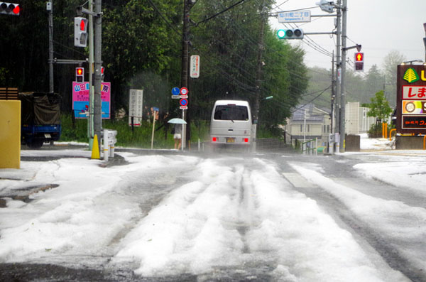 日本东京遭冰雹袭击 重灾区厚达数十厘米