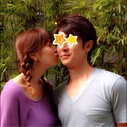 歌手hitomi博客发亲吻丈夫的照片秀恩爱