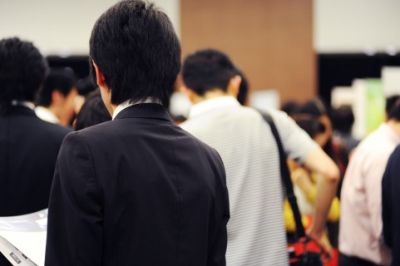 日本长期失业者人数近四年首次跌破百万