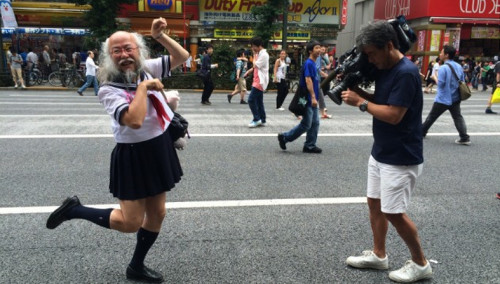 水手服爷爷美国走红 获CNN采访引轰动