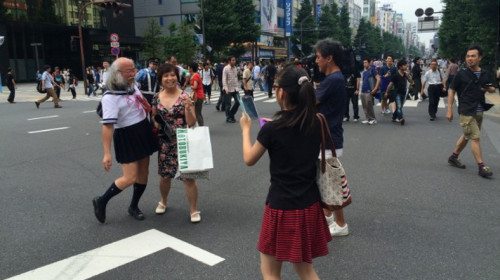 水手服爷爷美国走红 获CNN采访引轰动