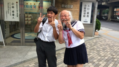 水手服爷爷美国走红 获CNN采访引轰动