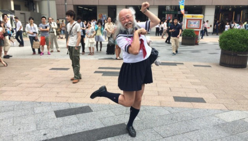 水手服爷爷美国走红 获CNN采访引轰动