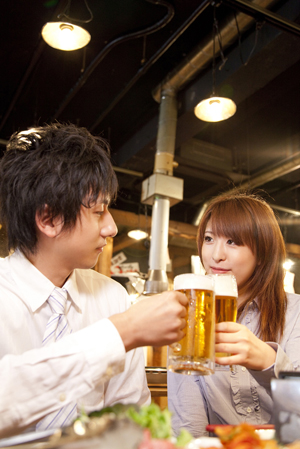 日本调查：居酒屋约会谈哪些话题会让女生开心