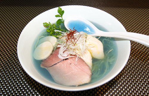 日本推出“超级冷面” 绿面配蓝汤引热议