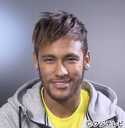 巴西国脚内马尔代言东京西川床垫产品