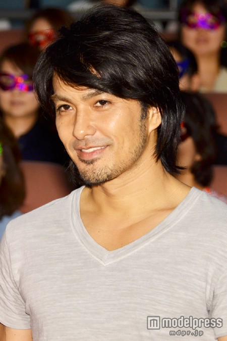 加藤修的北村一辉15日和主演上户彩共同出席了在东京市内举行的完成