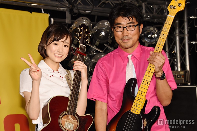 佐藤健与龟田诚治一起揣摩音乐歌词