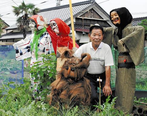 跳舞的稻草人让乌鸦不敢靠近