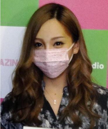 ZAWA CHIN在博客的自我介绍上公开仿妆照