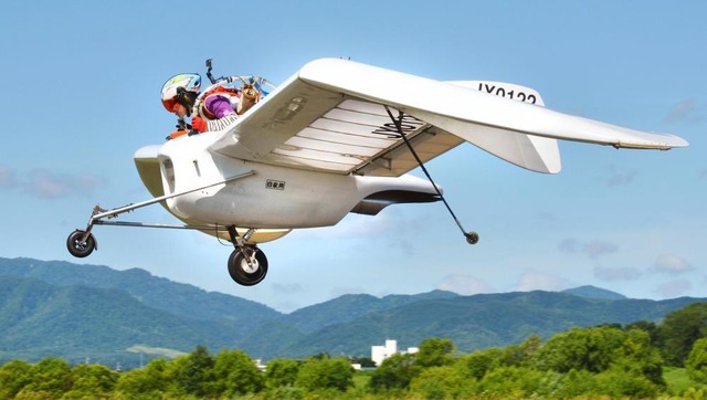 日本艺术家试飞《风之谷》真实版滑翔翼